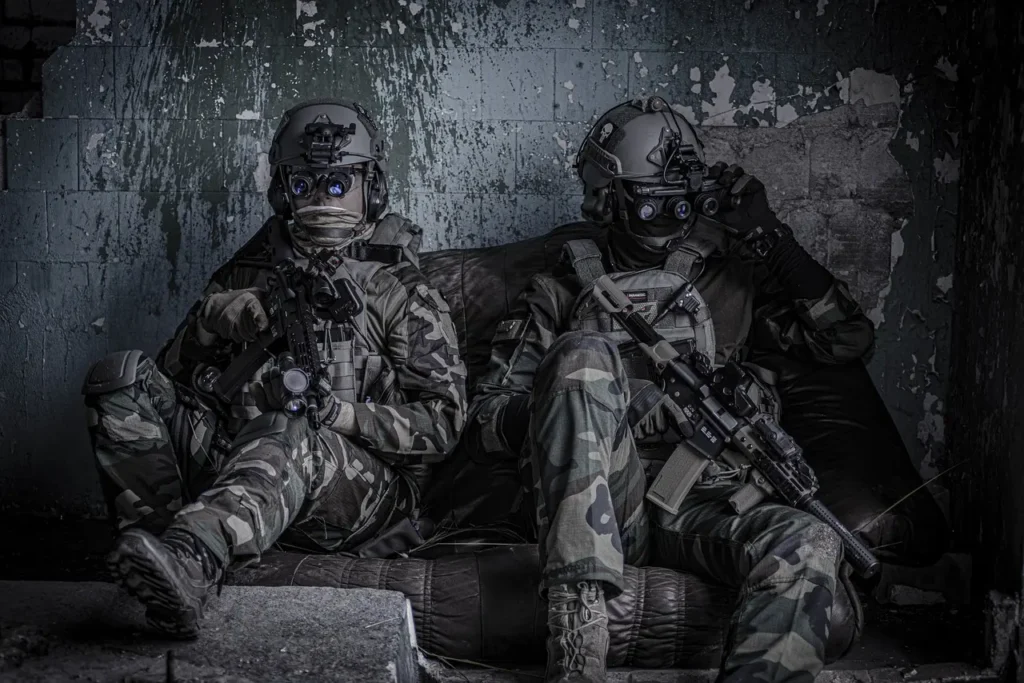 Deux militaires assis par terre en mission
