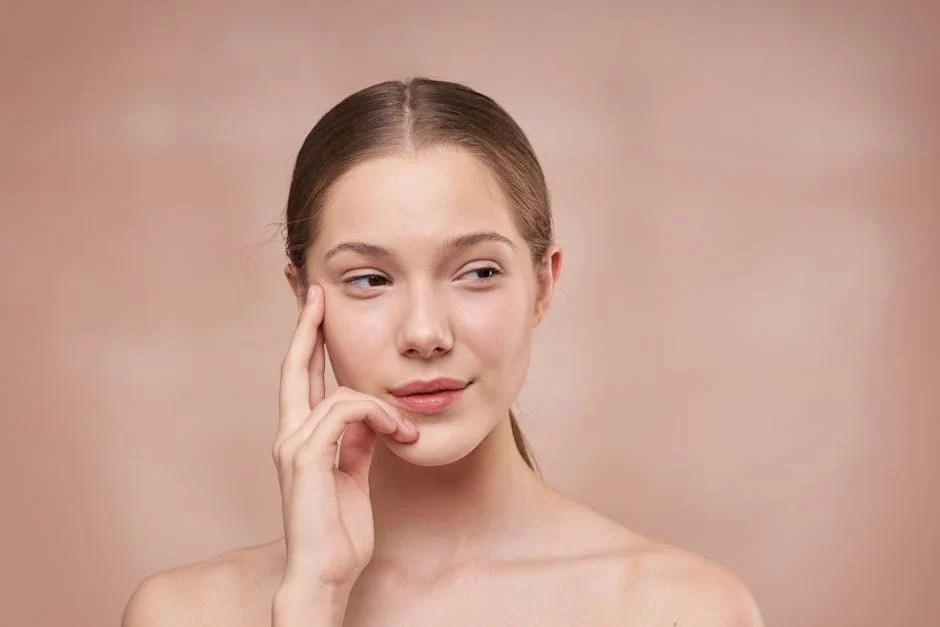 Une femme avec une belle peau touchant son visage