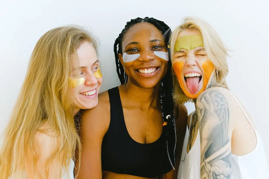 3 femmes avec des produits sur leur visage dans le but d'avoir une belle peau