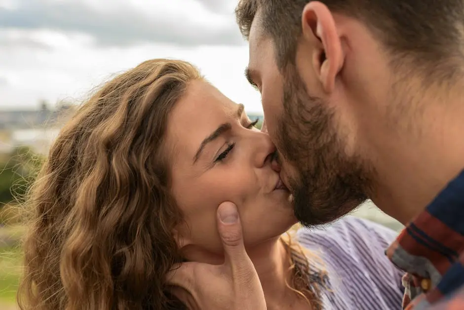 couple follement amoureux qui s'embrasse