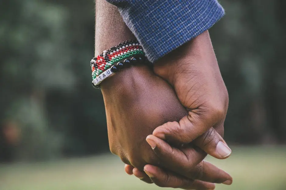Gros plan sur les mains d'un couple qui se tiennent