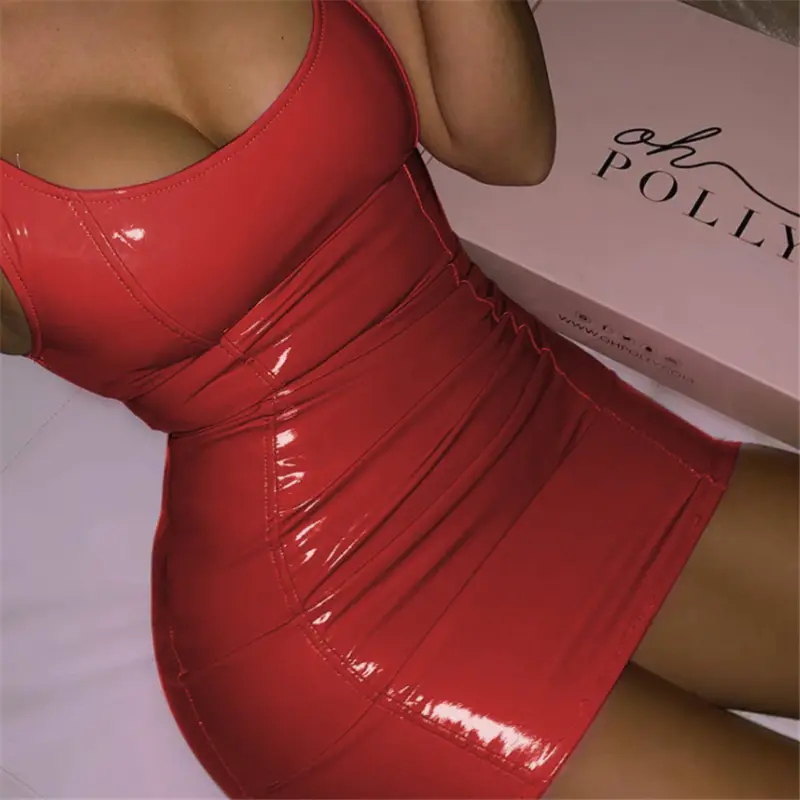 Robe rouge courte et moulante en simili cuir