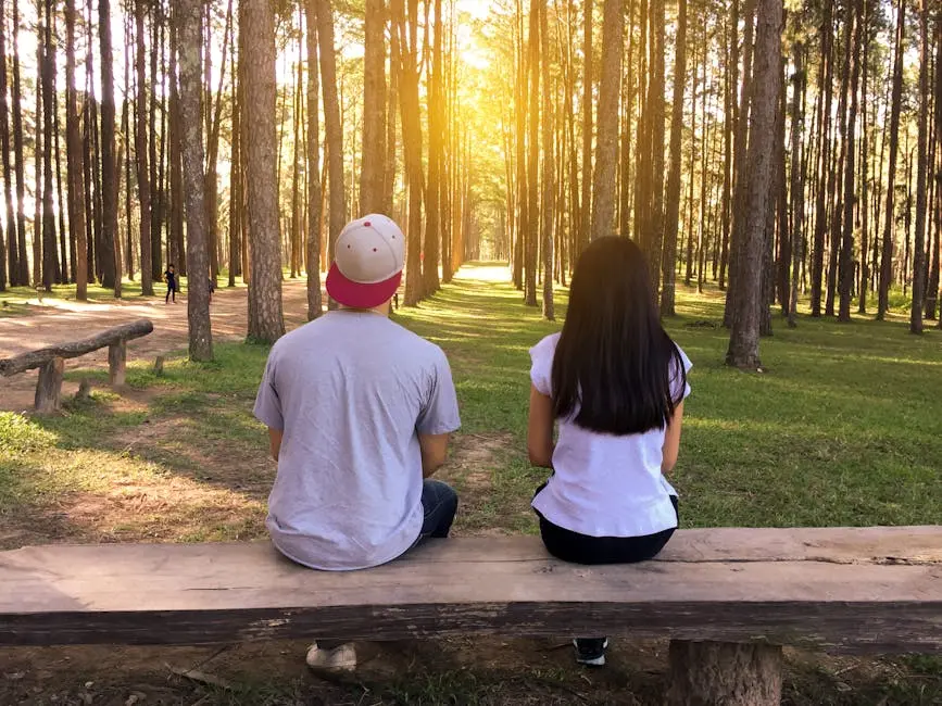 Un couple en pleine discussion sérieuse dans un parc en pleine nature