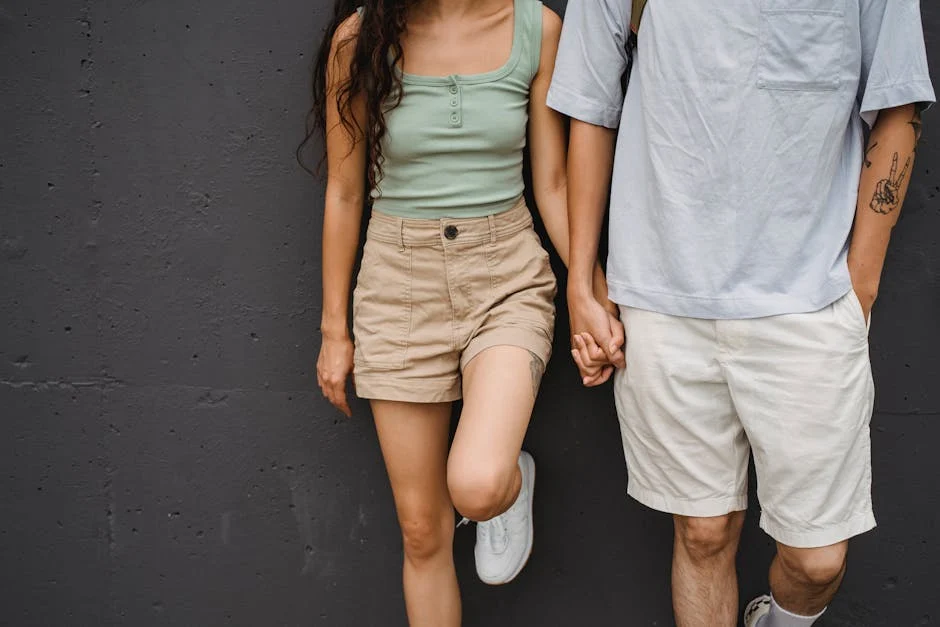Un homme et une femme dos à un mur lors de leur premier date