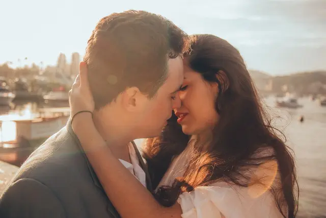 Une femme confiante qui embrasse un homme amoureusement