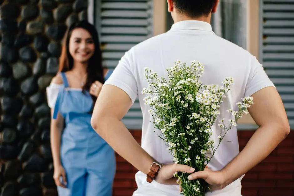 Homme offrant des fleurs à sa compagne lors de leur retrouvaille